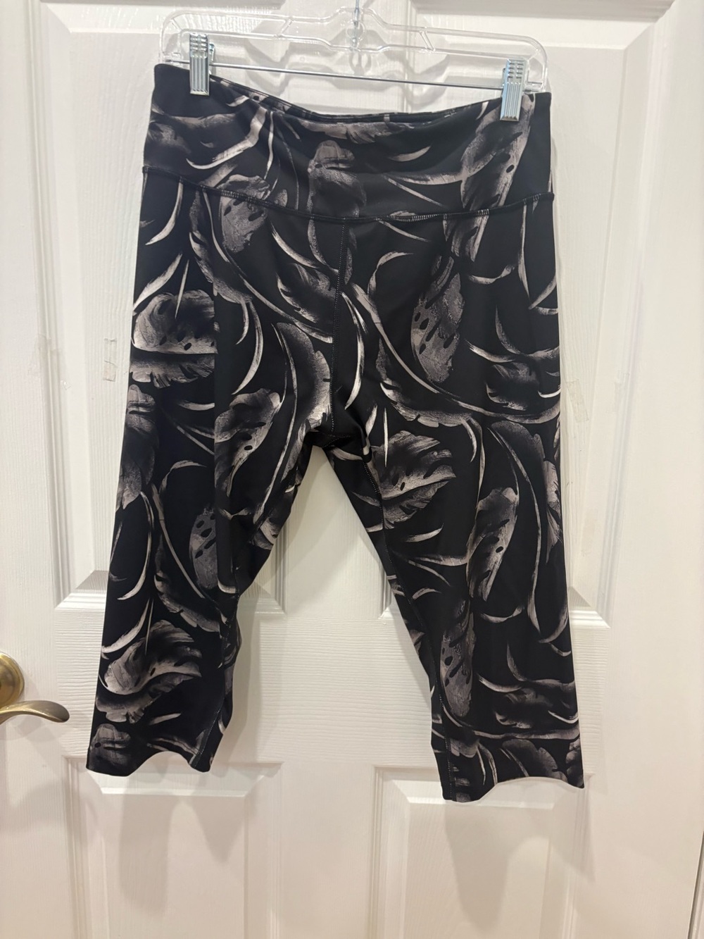 Women’s Tek Gear Black and Gray Leaf-Print Athletic Capri Leggings Size XL